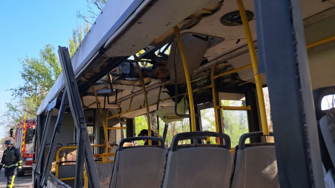 Последствия удара по автобусу в Марганце