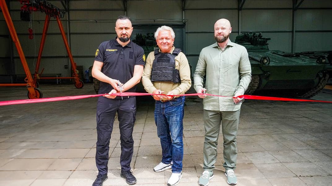 Олександр Камишін, директор компанії Rheinmetall Армін Паппергер і заступник міністра оборони України Дмитро Кліменков відкрили перший цех в Україні