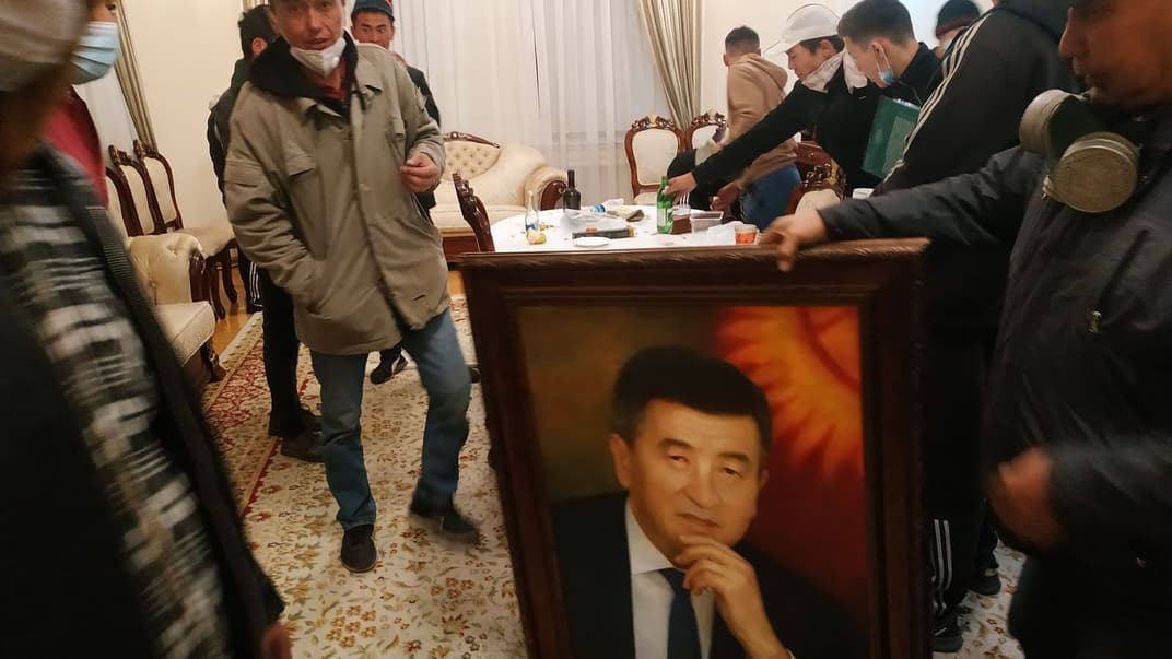 Протестующие в кабинете президента Сооронбая Жээнбекова в «Белом доме», 6 октября 2020 года