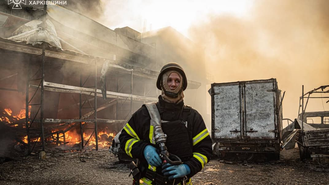Рятувальник на місці російського удару в Харкові