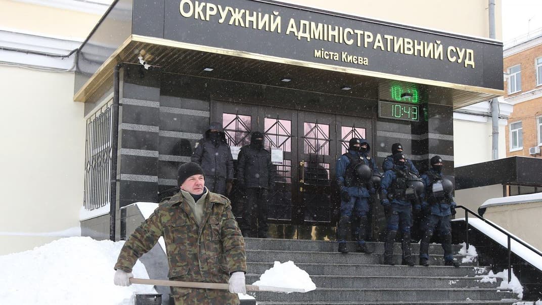 Пікет Окружного адміністративного суду Києва, який скасував рішення Київської міської ради про перейменування Московського проспекту на честь Степана Бандери, в Києві, 12 лютого 2021 року