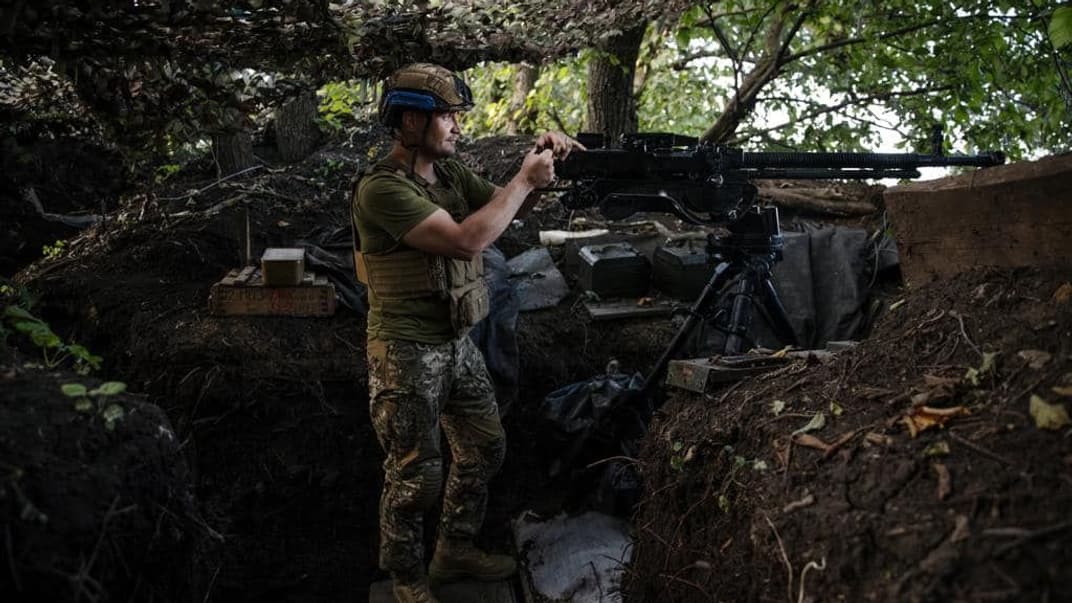 Украинский военнослужащий на поле боя