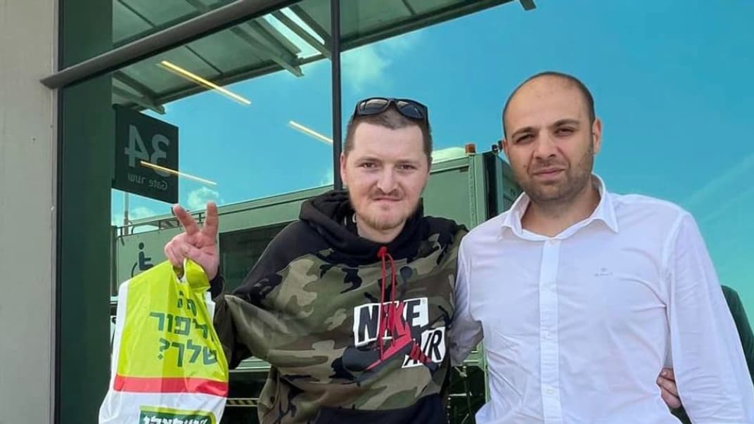 Українець на ім'я Олександр (ліворуч) із українським консулом