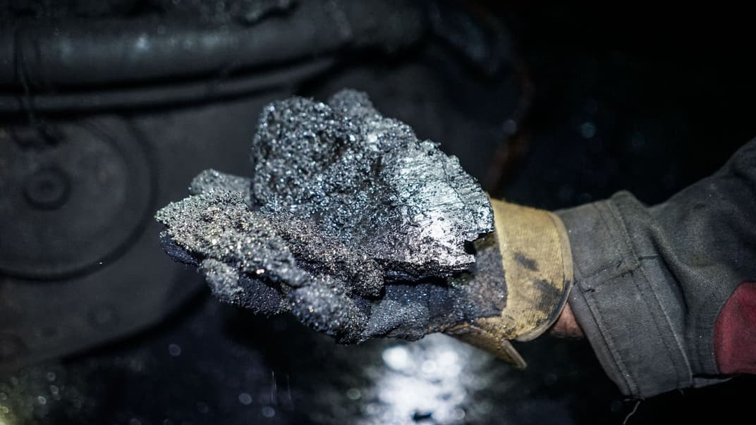 Шахтер показываеткусок угля на одной из шахт «Краснодонугля» в Краснодоне на востоке Украины, 6 августа 2015 года
