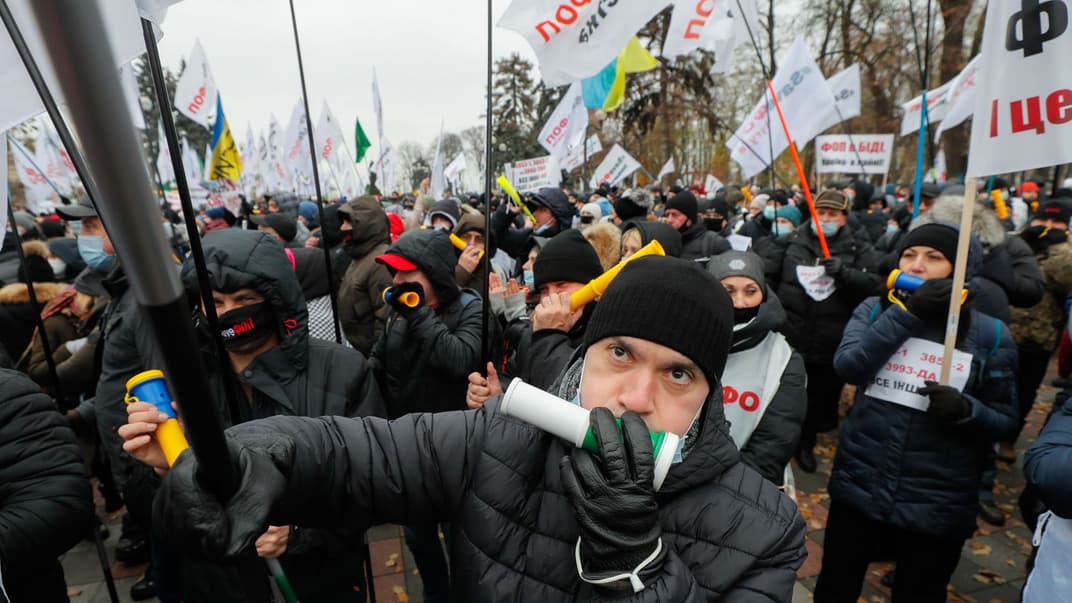 Українські малі підприємці шумлять під час акції із гаслом «Зберегти ФОП» перед будівлею парламенту в Києві, Україна, 17 листопада 2020 року, на тлі пандемії коронавірусу COVID-19.