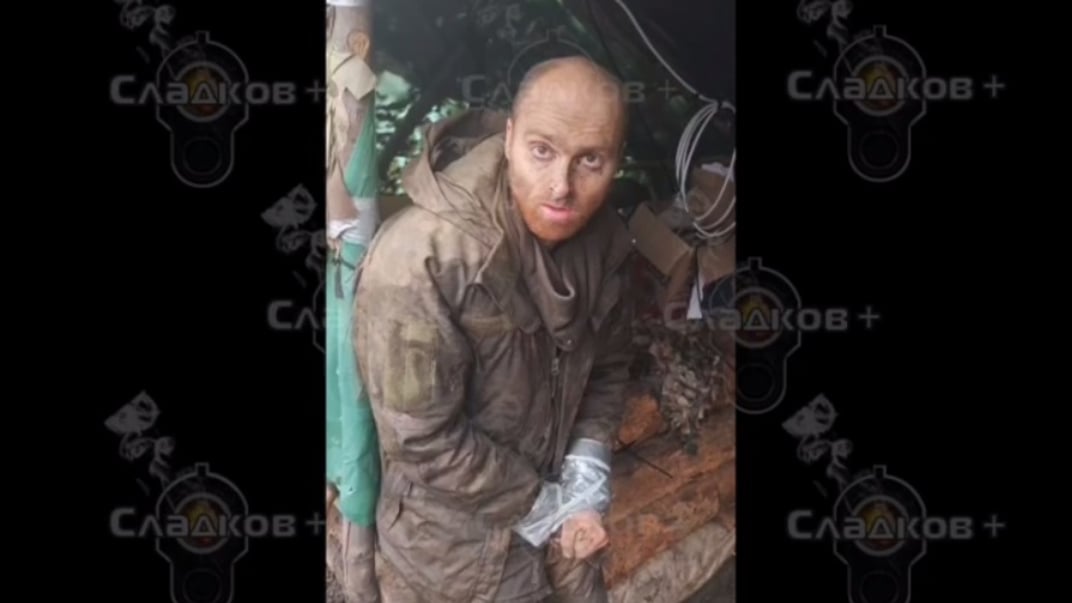 Чоловік, який представився Оскаром Дженкінсом — вчителем з Австралії, що жив в Україні