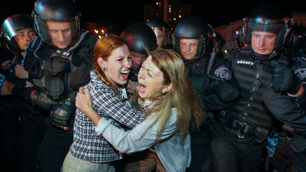 Бойцы «Беркута» задерживают участников шествия с Врадиевки, которые поставили палатки на Майдане в Киеве и требуют расследовать изнасилование жительницы села милиционерами, 18 июля 2013