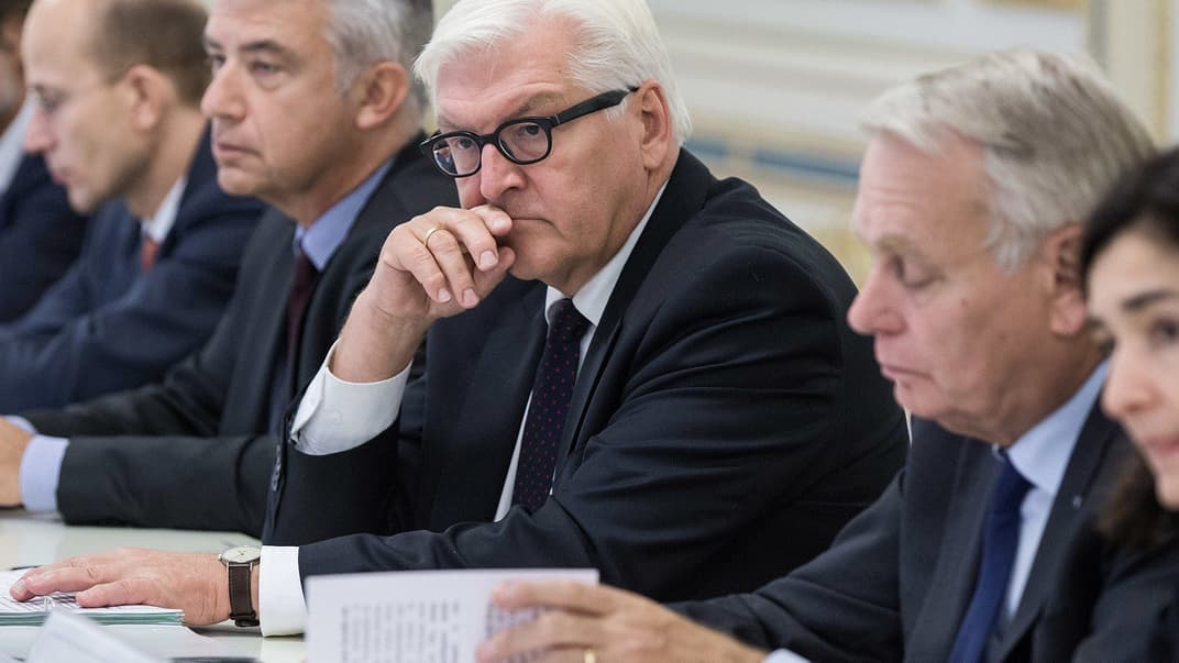 Міністр закордонних справ Німеччини Франк-Вальтер Штайнмаєр (в центрі) під час офіційної зустрічі з президентом України Петром Порошенко в Києві у вересні 2016 року