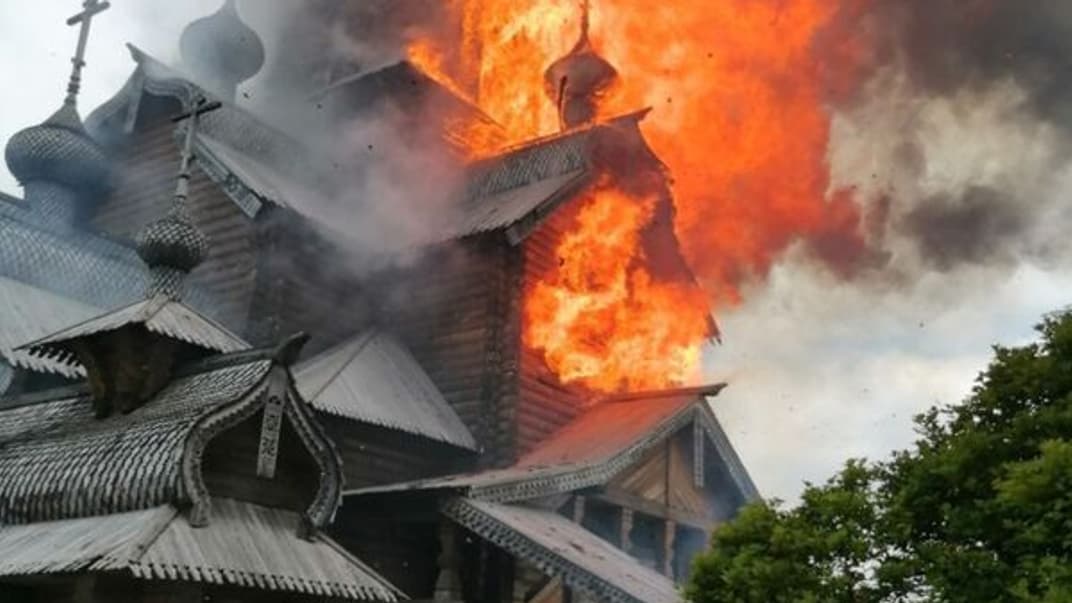 Пожар в церкви Всесвятского скита Свято-Успенской Святогорской лавры, который начался в результате обстрела