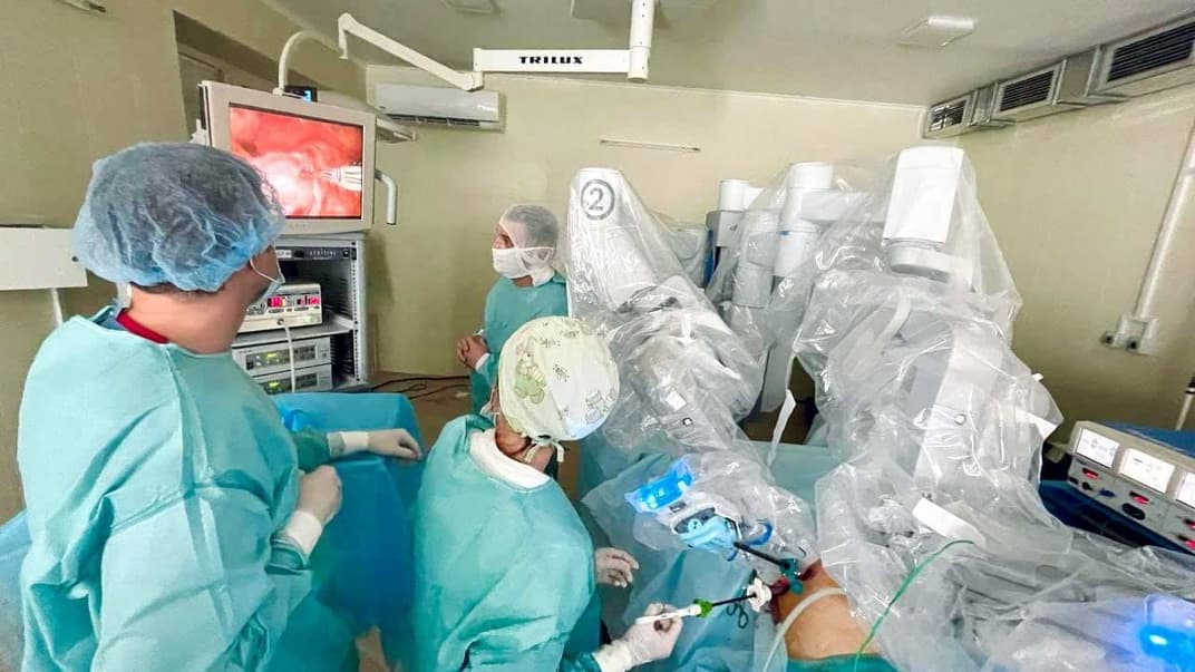 Гинекологическая операция с помощью роботизированной системы Da Vinci 19-летней пациентке из Тернопольской области