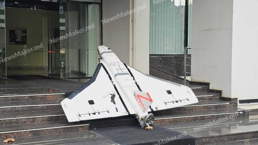 російський безпілотник перед входом до будівлі Міністерства оборони Молдови