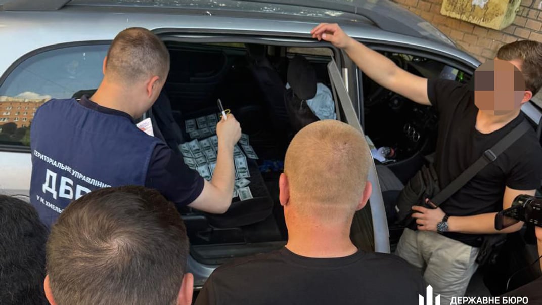 ДБР затримало на гарячому правоохоронця Хмельниччини