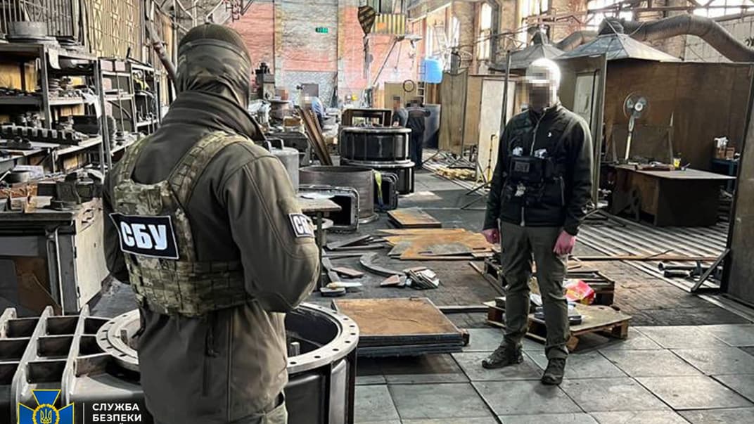 За даними слідства, учасники оборудки приховано переправляли до росії оптові партії трубопровідної арматури