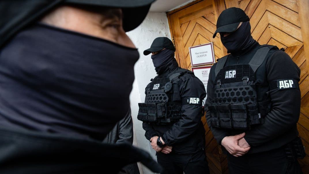 Следователи Государственного бюро расследований проводят обыски в Музее Ивана Гончара в Киеве, 26 мая 2020 года