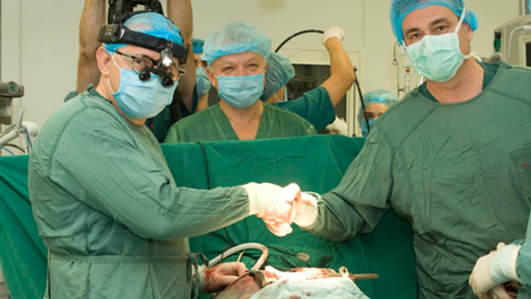 Кардіохірурги на операції зі встановлення механічного серця, 12 жовтня 2018