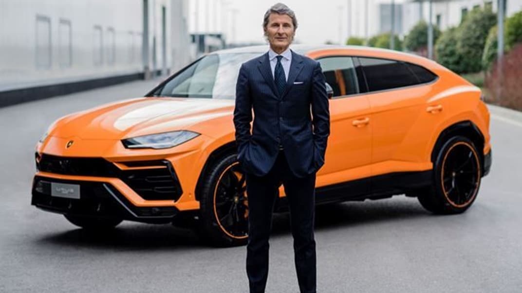 Глава Lamborghini Стефан Вінкельман поруч із автомобілем компанії