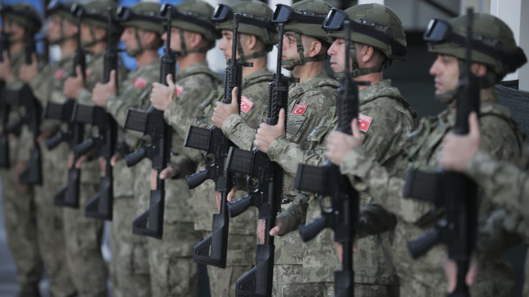 Турецкие солдаты во время визита спикера Великого национального собрания Турции Нумана Куртулмуша в Сараево, ноябрь 2023 года