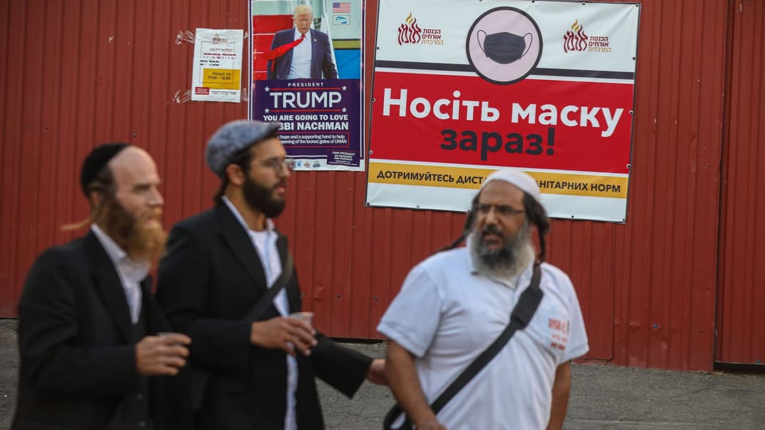 Хасиды без масок идут по улице Пушкина в Умани