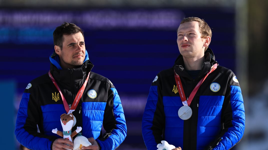 Максим Мурашковський (справа) разом з гайдом Віталієм Трушем здобули срібло в парабіатлоні для спортсменів з порушеннями зору на Паралімпійських іграх-2026