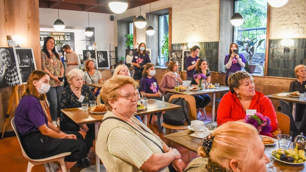 У Києві вперше провели «альцгеймер-кафе». Це формат, який дозволяє людям з деменцією інтегруватися у суспільство