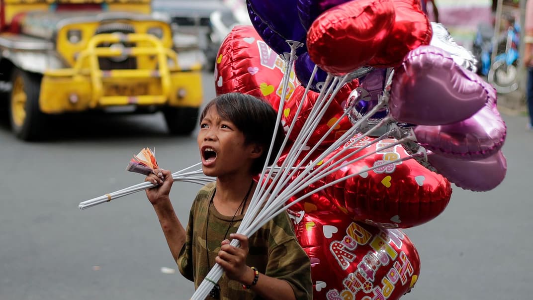 Вуличний продавець святкових повітряних кульок до День святого Валентина в Манілі, Філіппіни, 13 лютого 2020 року