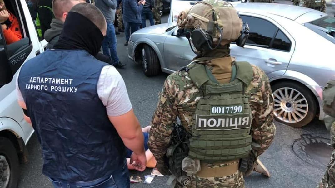 На Хрещатику затримали групу «валютних розбійників». Вони тікали від поліції та потрапили в ДТП