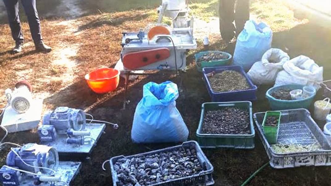 Поліція викрила підпільний цех з обробки бурштину на Рівненщині