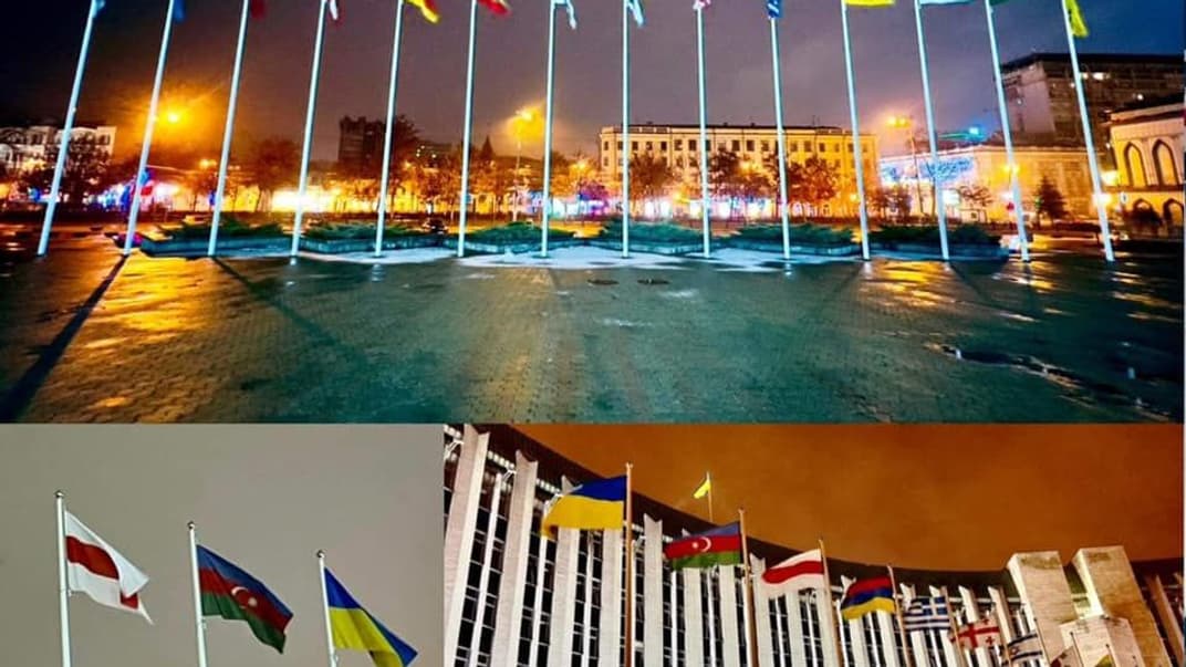 Бело-красно-белый флаг вместо государственного белорусского у здания мэрии Днепра