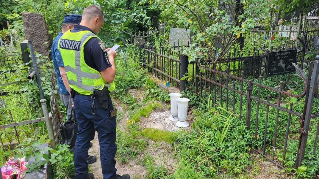 Полиция у могилы Николая Михновского, 8 июля 2024 года