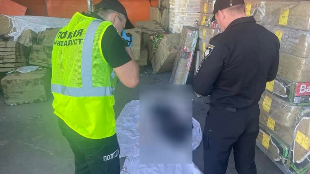 Правоохранители работают на месте российского обстрела в Харькове, 27 мая 2024 года