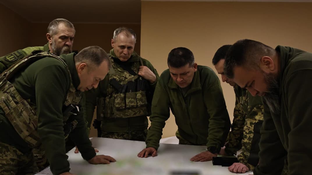 Командувач Східного угруповання військ Олександр Сирський з військовими