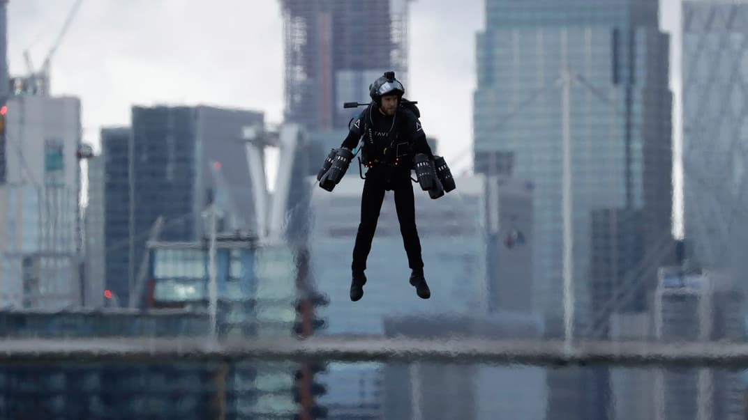 Ричард Браунинг, основатель и главный пилот-испытатель Gravity Industries, демонстрирует работу созданного им реактивного костюма во время недели технологий в Лондоне, 13 июня 2019 года