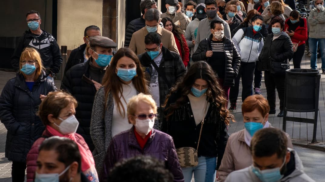 Люди в медичних масках чекають своєї черги на придбання лотереї в центрі Барселони, Іспанія, 2 грудня 2020 року