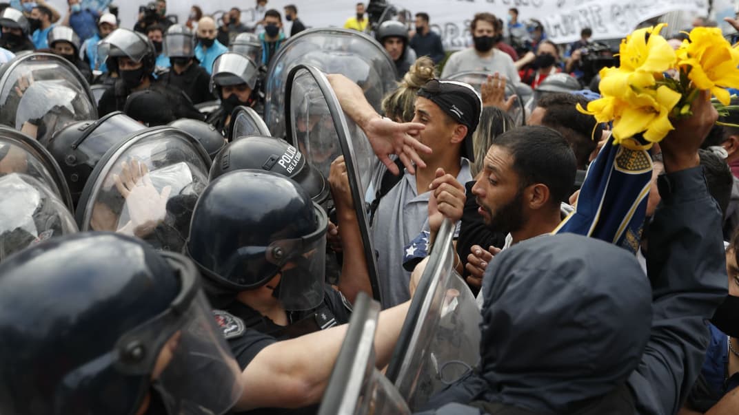 Поліція відтісняє футбольних фанатів, які очікують на прощання з Дієго Марадоною, Буенос-Айрес, 26 листопада 2020 рік