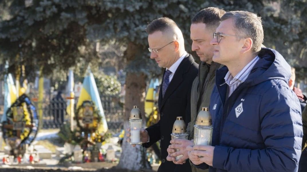 Міністри закордонних справ Угорщини та України Петер Сіярто та Дмитро Кулеба і керівник Офісу президента України Андрій Єрмак вшановують українських бійців, які загинули на війні