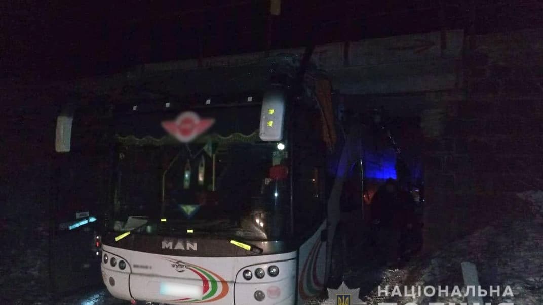 Автобус, що потрапив в аварію