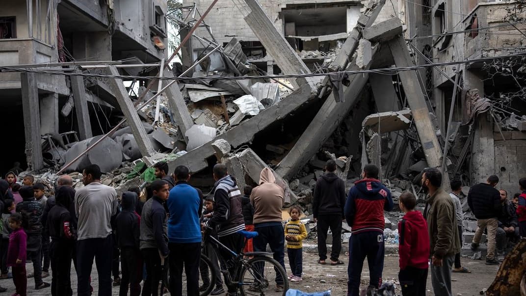 Палестинцы осматривают повреждение жилых домов после израильского авиаудара в Рафахе, 24 марта 2024 года