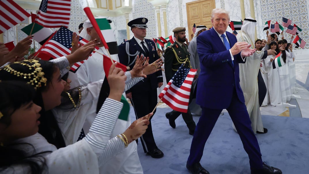 Президент США Дональд Трамп на церемонії прибуття до Каср-аль-Ватан (Палацу нації) в Абу-Дабі, Об'єднані Арабські Емірати, 15 травня 2025 року