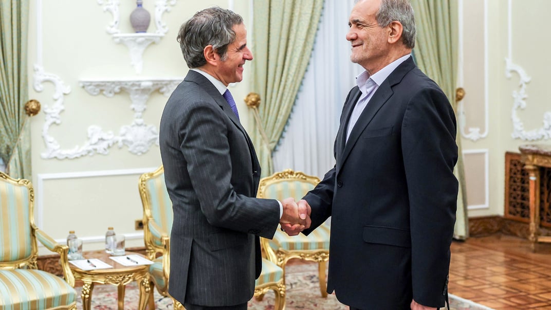 Гендиректор МАГАТЕ Рафаель Гроссі та президент Ірану Масуд Пезешкіян у Тегерані, 14 листопада 2024 року