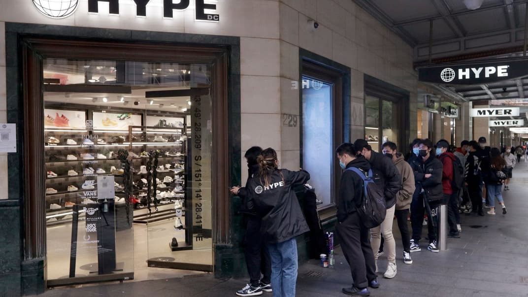 Очередь в обувной магазин в Сиднее, Австралия, 11 октября 2021 года