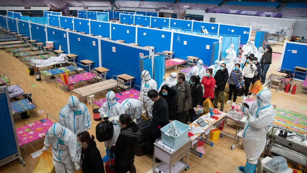 Медичний персонал та пацієнти покидають тимчасову лікарню Wuchang Fangcang, Ухань, Китай, 10 березня 2020 року