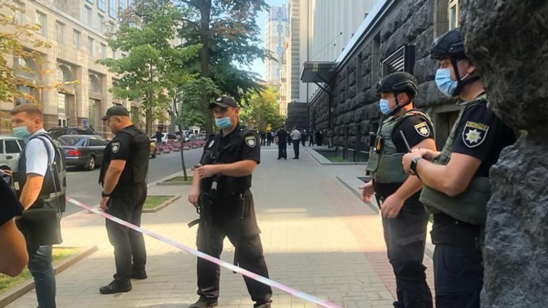 Правоохранители возле здания Кабинета министров