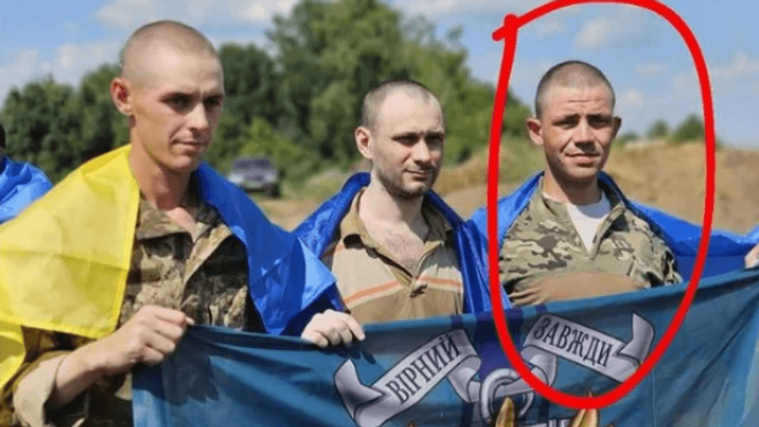 Звільнені з російського полону військовослужбовці. На фото праворуч Максим Бобилєв