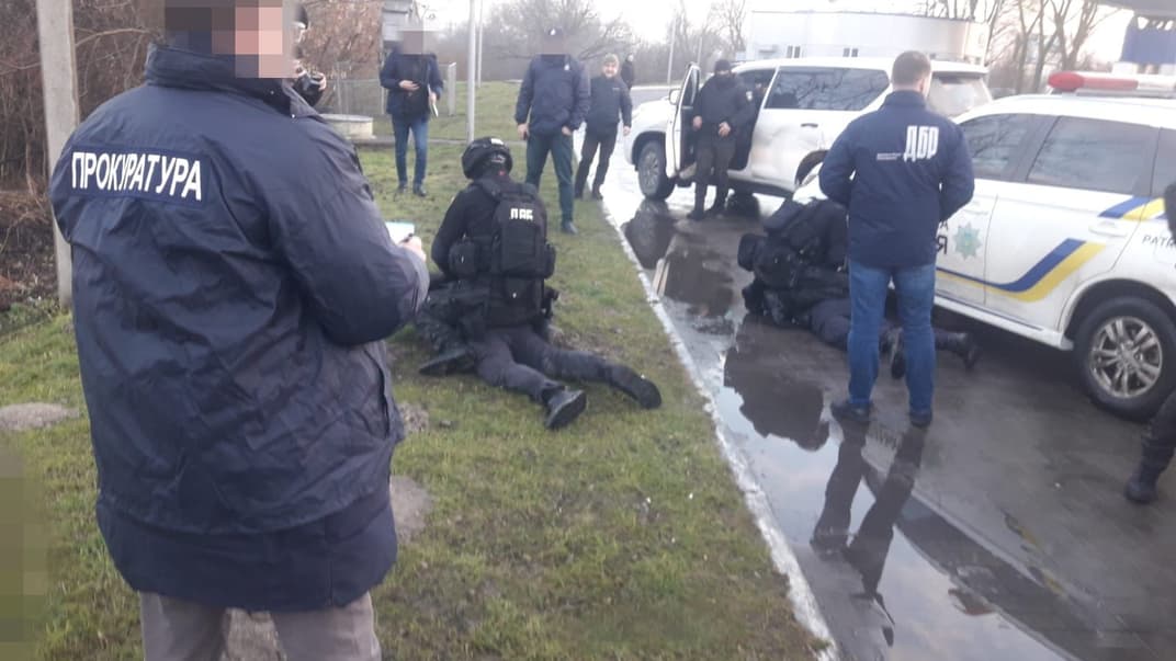 Затримання патрульних, які вимагали хабарі та збували психотропи