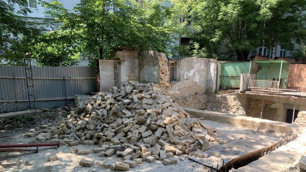 Активісти заявили, що їм вдалося зупинити демонтажні роботи на місці фундаменту палацу Кирила Розумовського