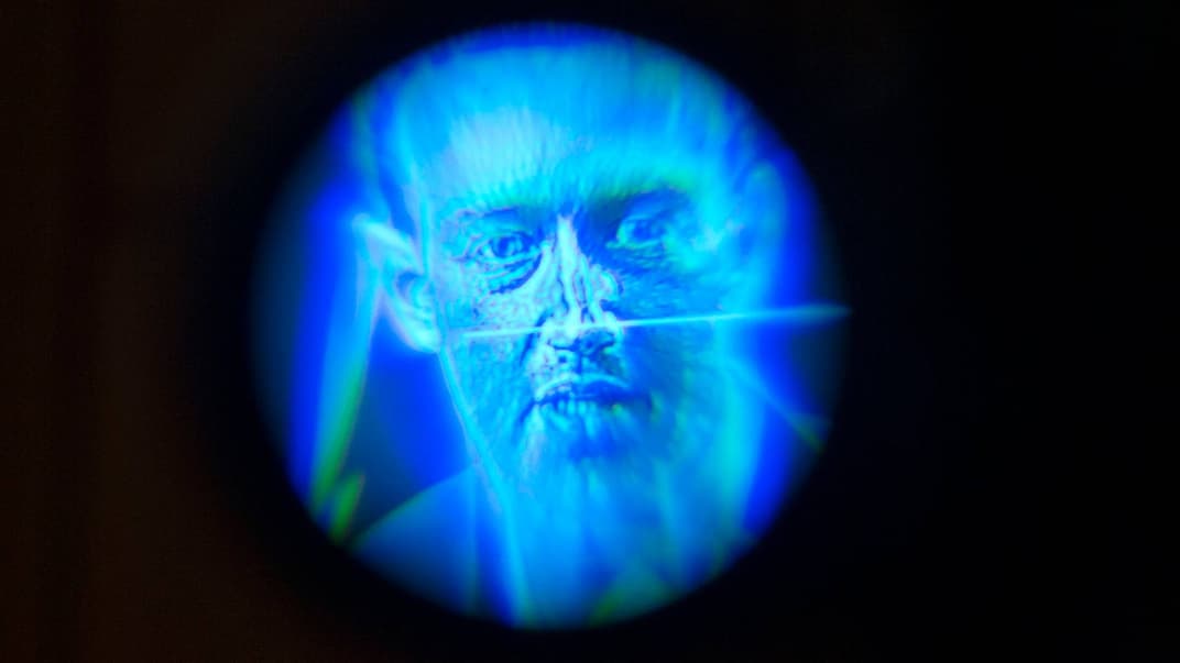 Відображення обличчя генерального директора Facebook Марка Цукерберга у видошукачі телевізійної камери в день, коли він давав свідчення перед сенатським комітетом у Вашингтоні, США, 10 квітня 2018 року. Платна версія Facebook, політична цензура, регулювання інтернету та межі приватності. Про це Марк Цукерберг два дні свідчив у конгресі США, відповідаючи на питання конгресменів