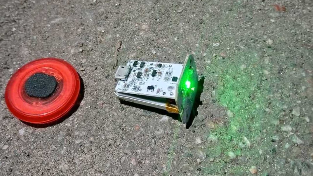 «Радіомаячок», який знайшли біля входу в громадську приймальню Координаційного штабу з питань поводження з військовополоненими