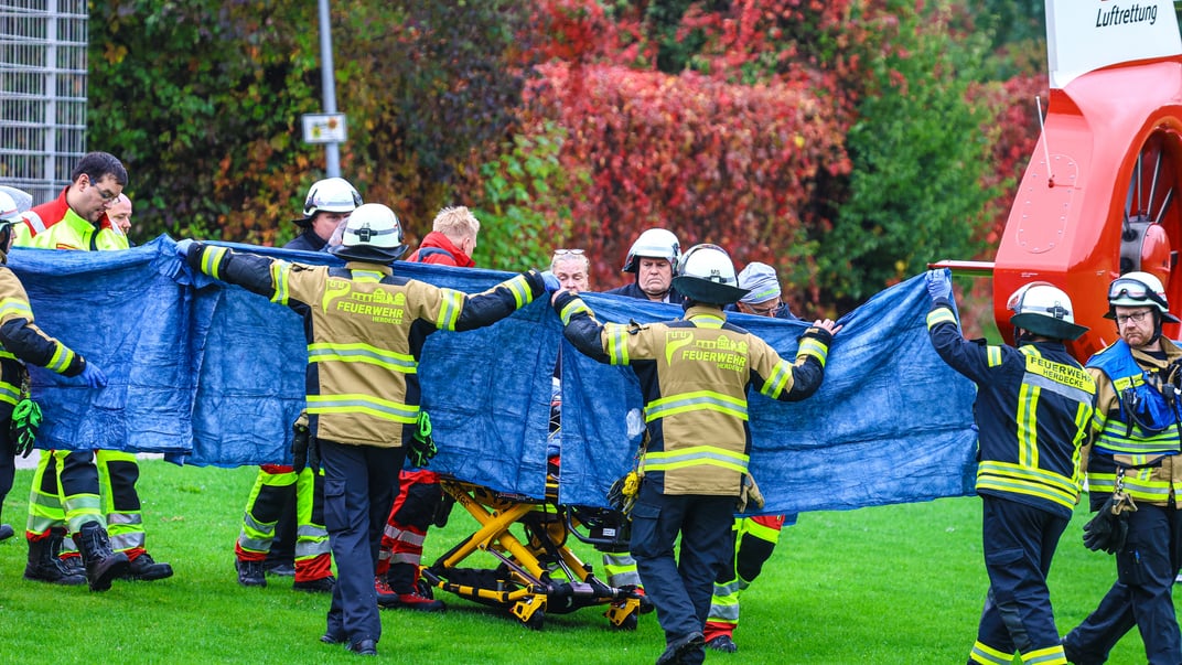 Рятувальники транспортують міську голову Гердеке Іріс Штальцер, яка зазнала ножових поранень біля свого будинку, 7 жовтня 2025 року
