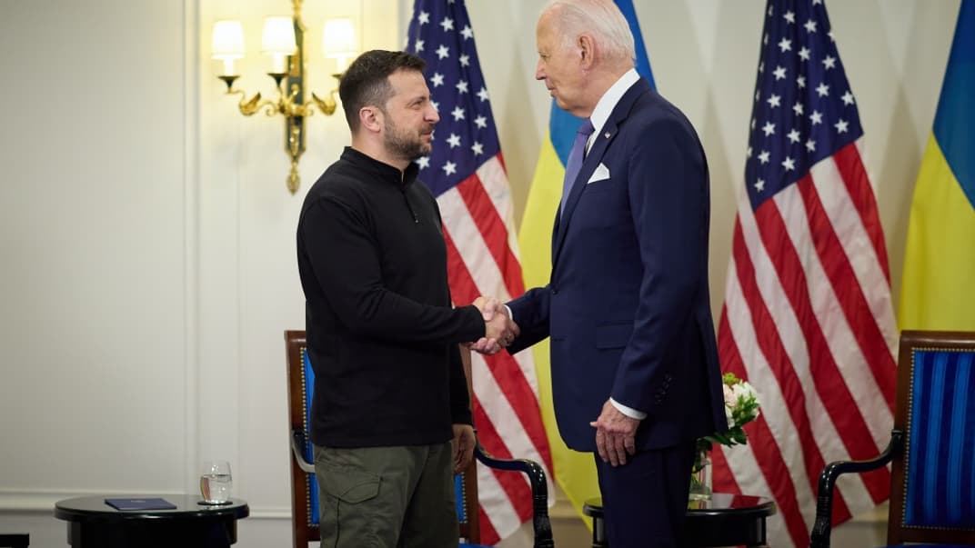 Президент Украины Владимир Зеленский и его американский коллега Джо Байден в Париже, 7 июня 2024 года