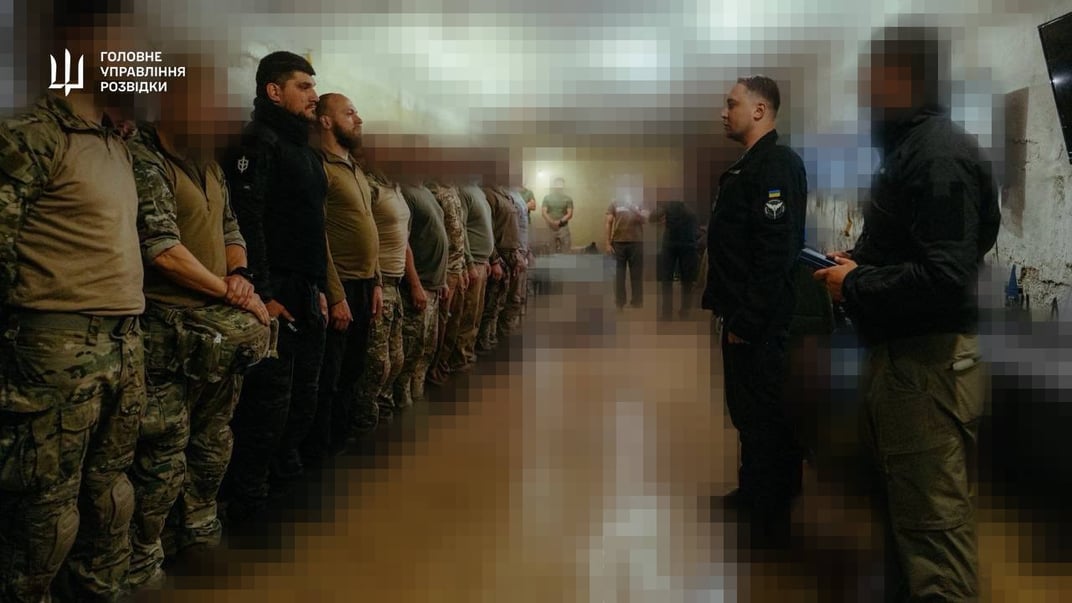 Керівник Головного управління розвідки Міноборони Кирило Буданов нагороджує бійців